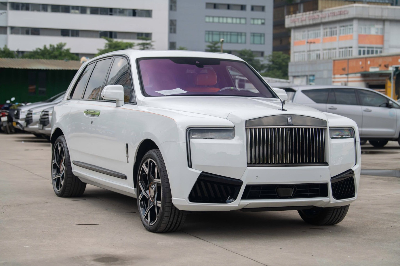Cận cảnh Rolls-Royce Cullinan Black Badge 2025 đầu tiên về Việt Nam- Ảnh 1.